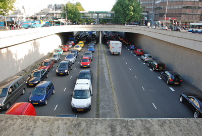 804681 Afbeelding van de verkeersdrukte op de Catharijnebaan te Utrecht, gezien vanaf het Catharijneviaduct.